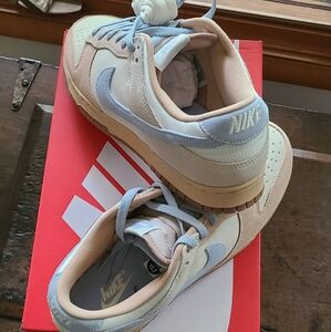 Men's NWT Nike dunk low shoes size 10.5